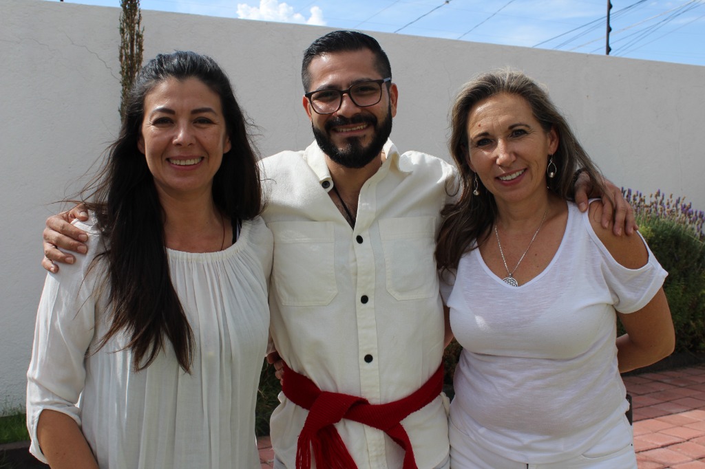 Andrés Ponce abrazando a participantes del taller