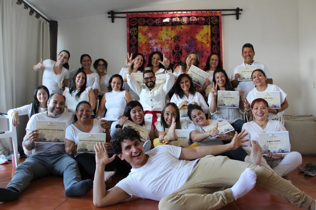 Graduados del Taller Ciudad de Ángeles con sus diplomas