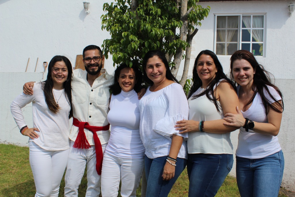 Andrés Ponce con participantes del taller